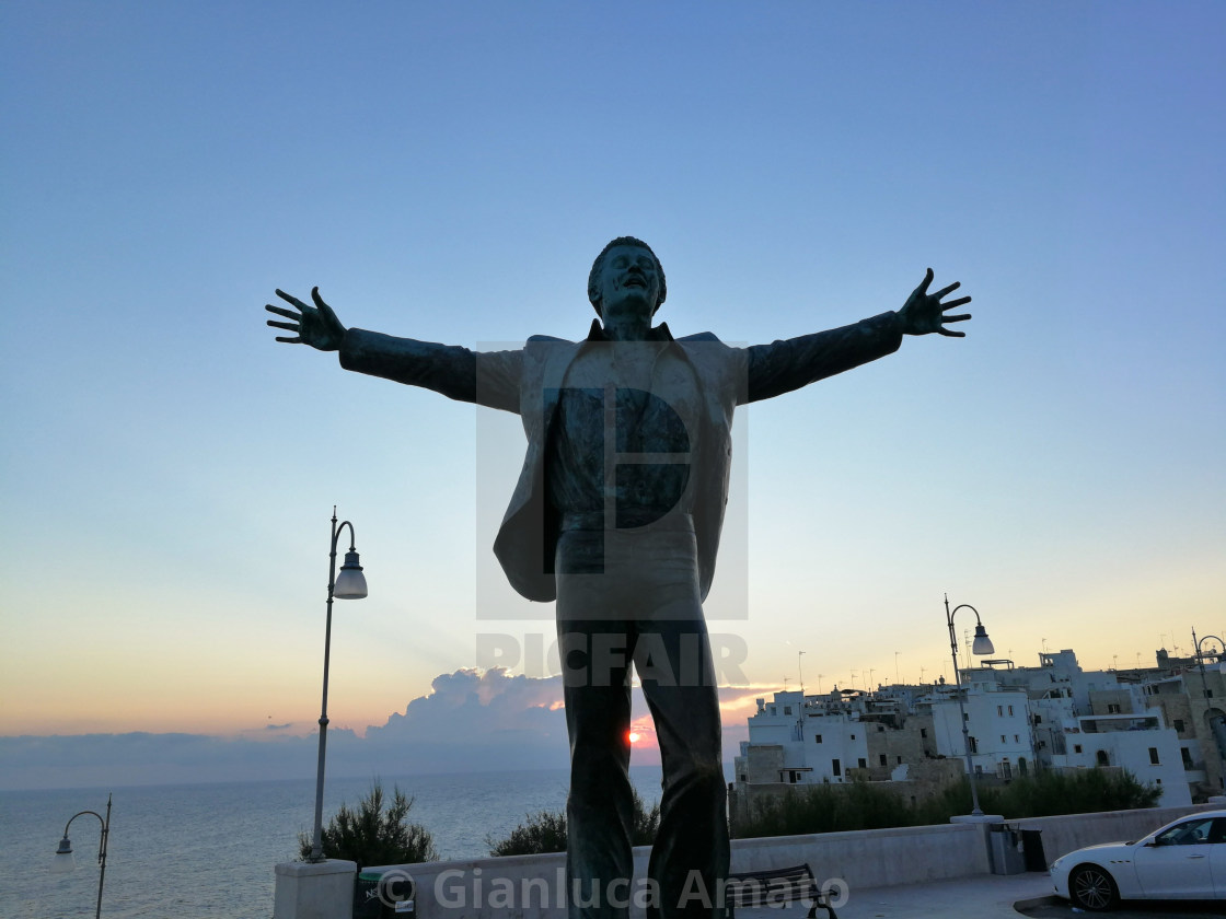 "Statua di Modugno all'alba" stock image