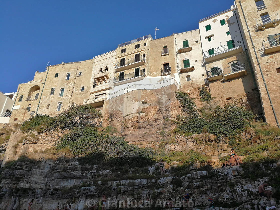 "Polignano a Mare - Facciate di case su Cala Monachile" stock image