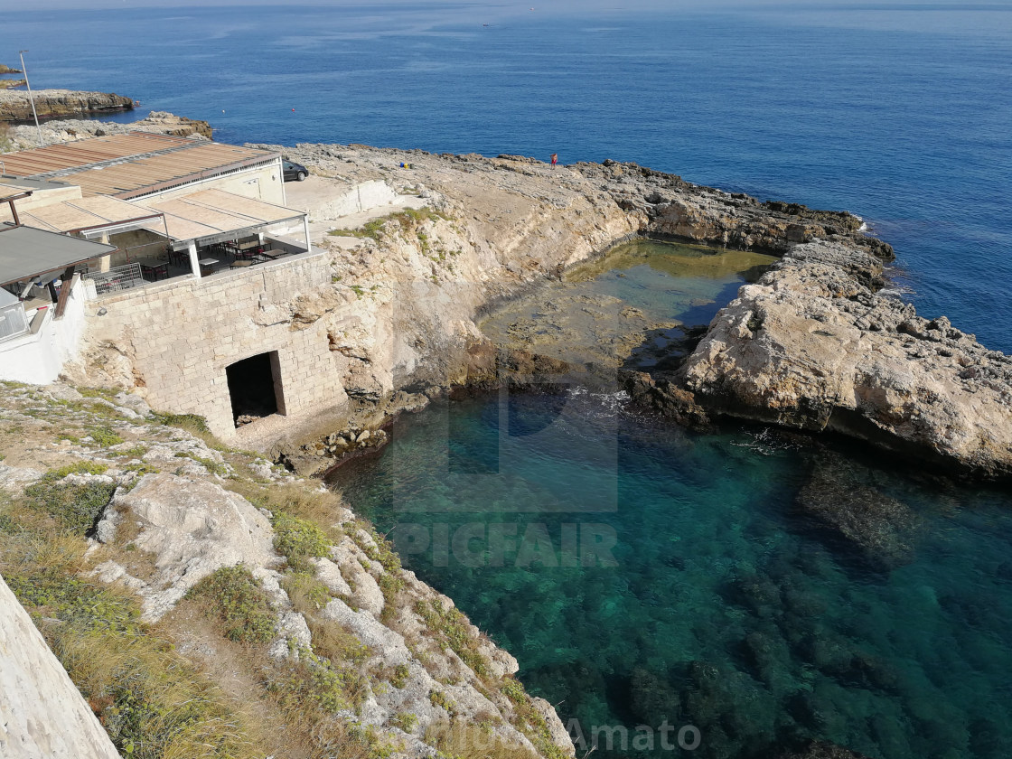 "Polignano a Mare - Scogliera del Grottone dal lungomare" stock image