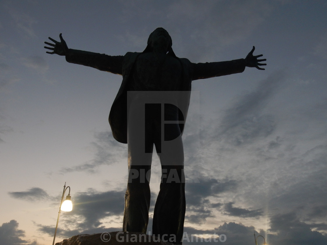 "Polignano a Mare - Statua di Modugno all'alba" stock image