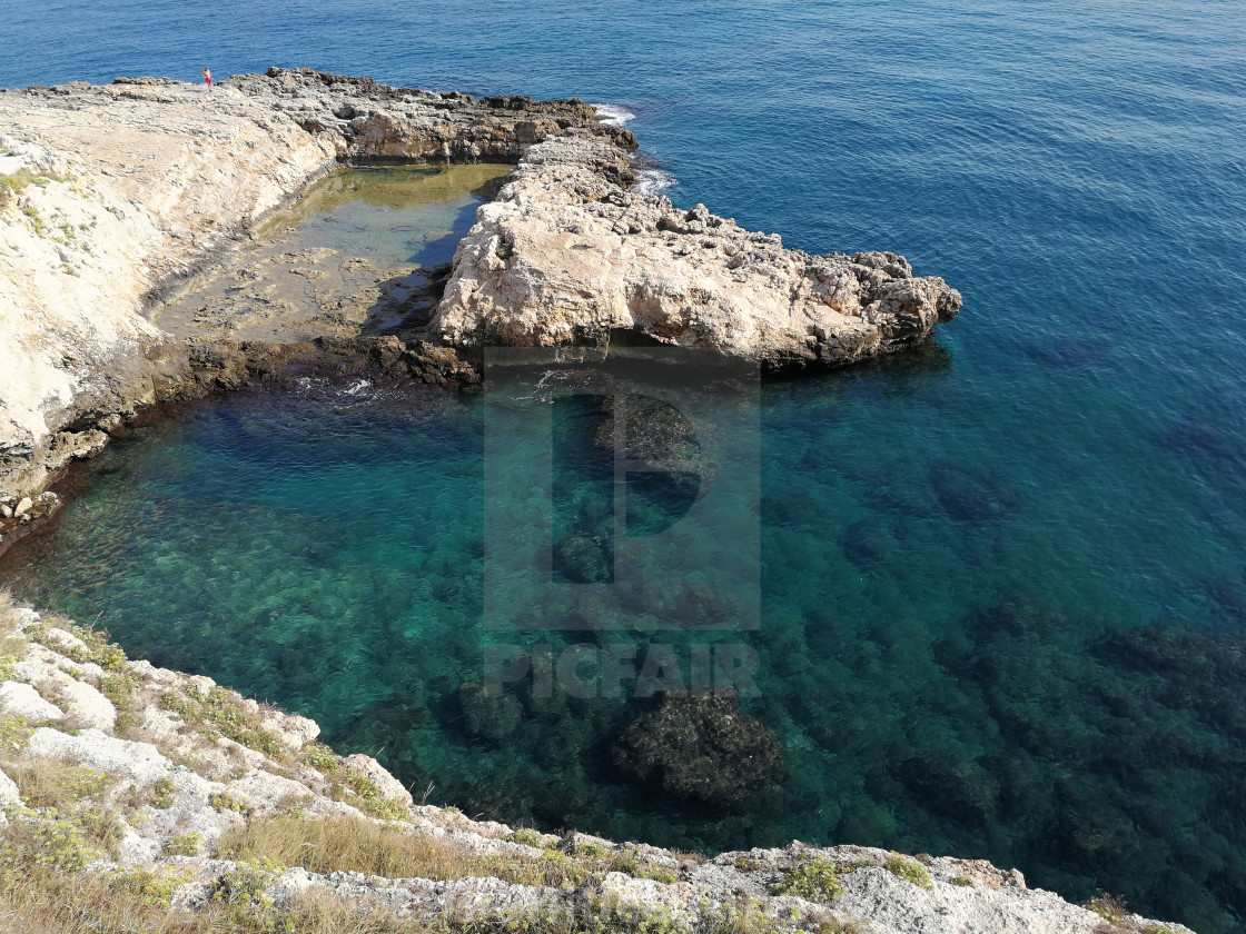 "Polignano a Mare - Scogliera del Grottone dall'alto" stock image