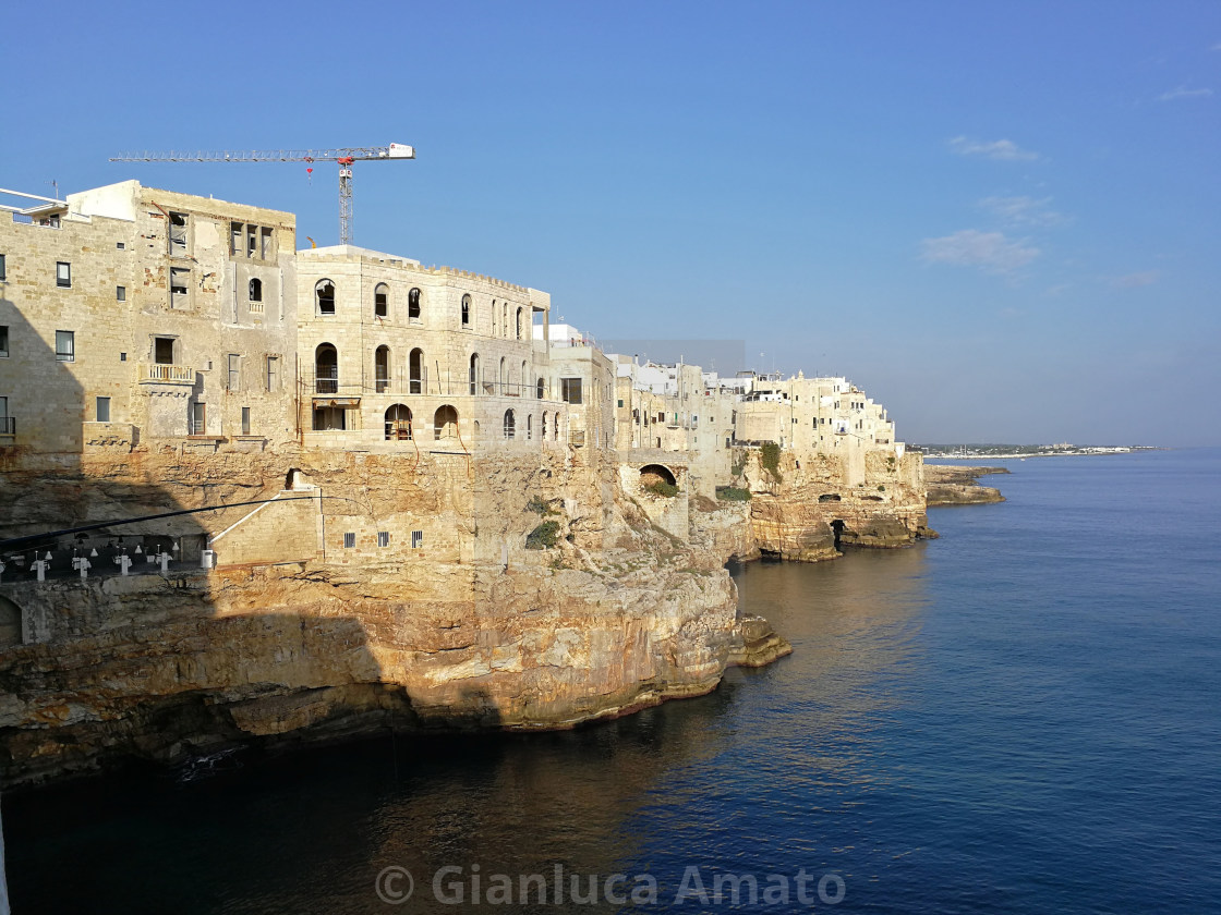 "Polignano a Mare - Panorama costiero la mattina presto" stock image