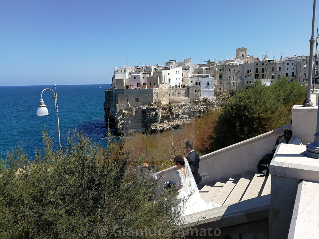 "Polignano a Mare - Sposi che scendono la scalinata Modugno" stock image