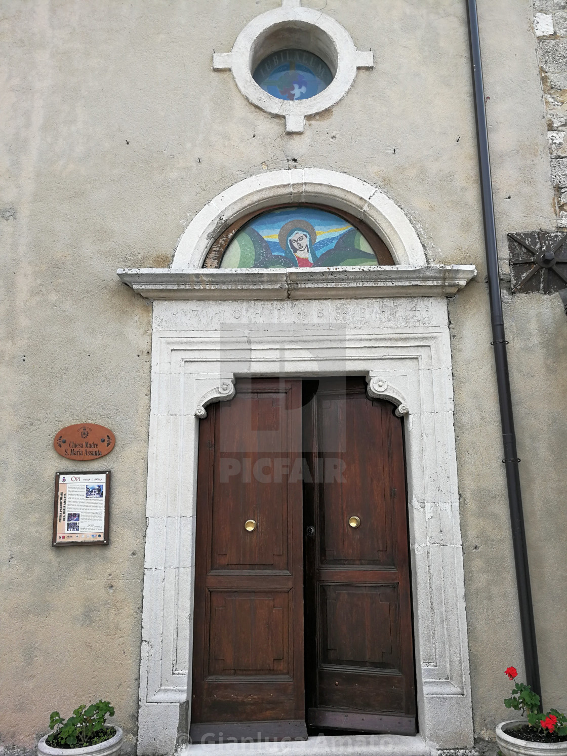 "Opi - Ingresso della chiesa di Santa Maria Assunta" stock image