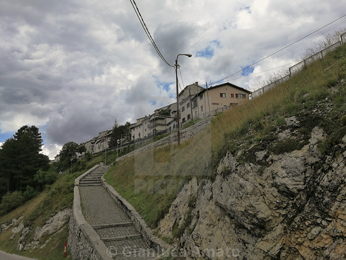 "Il borgo di Opi dalla strada provinciale" stock image