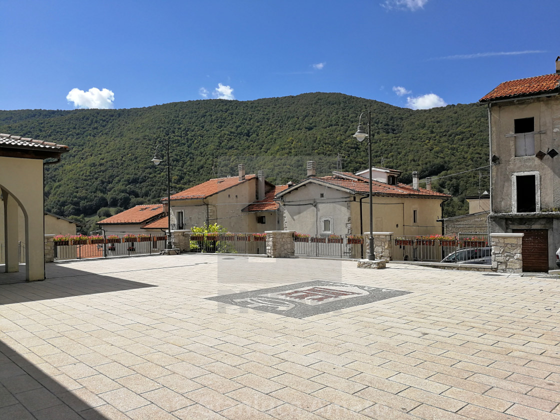 "Opi - Piazza dei Caduti nel centro storico" stock image