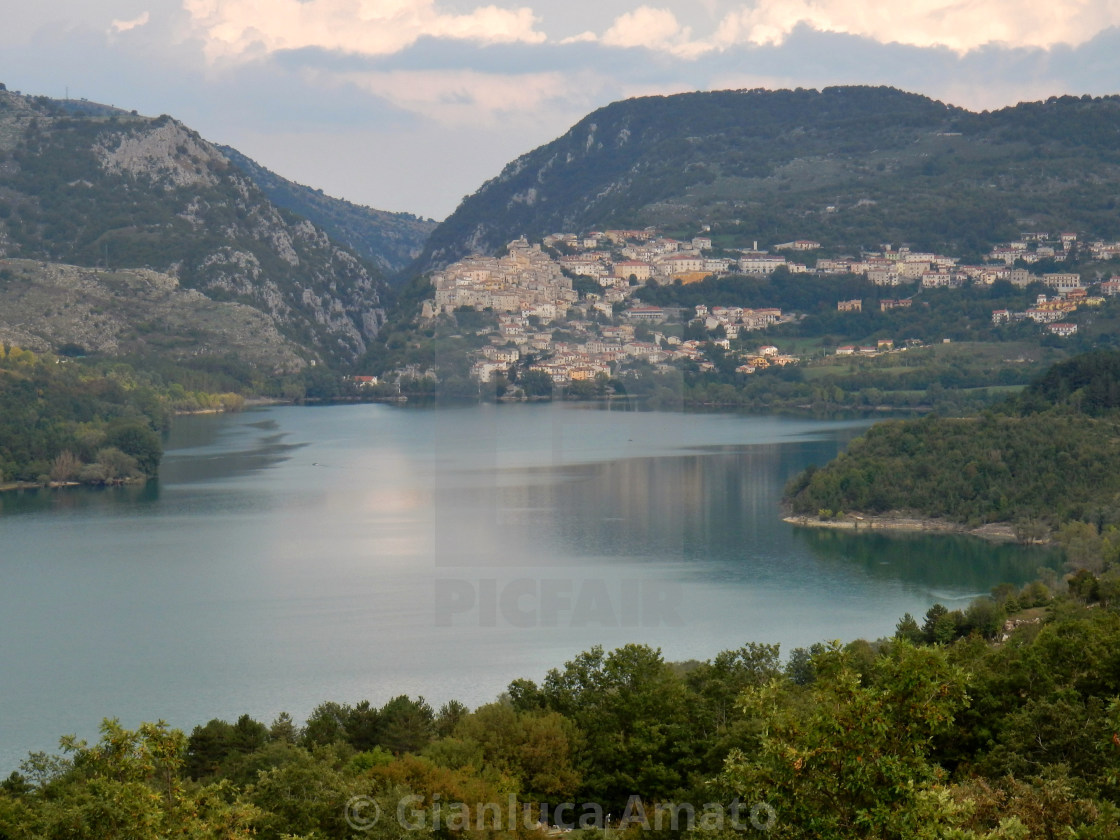 "Scorcio panoramico di Barrea da Civitella Alfedena" stock image