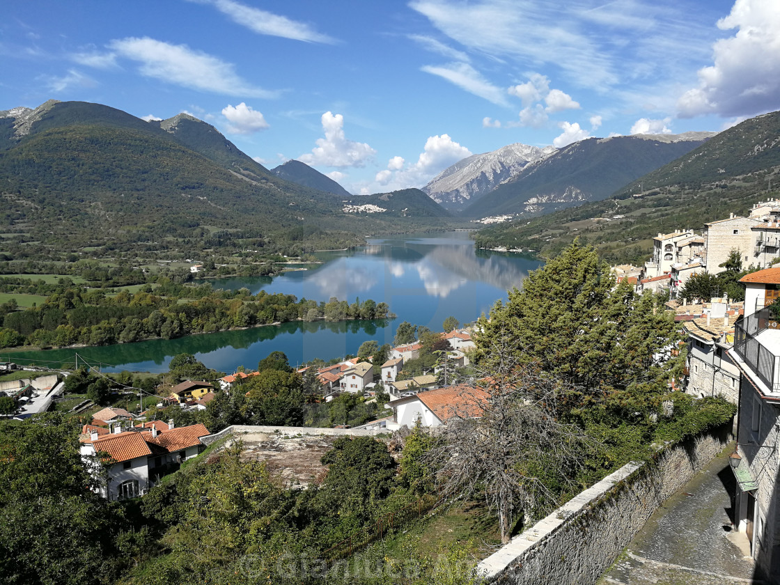 "Barrea – Panorama del lago dal borgo" stock image