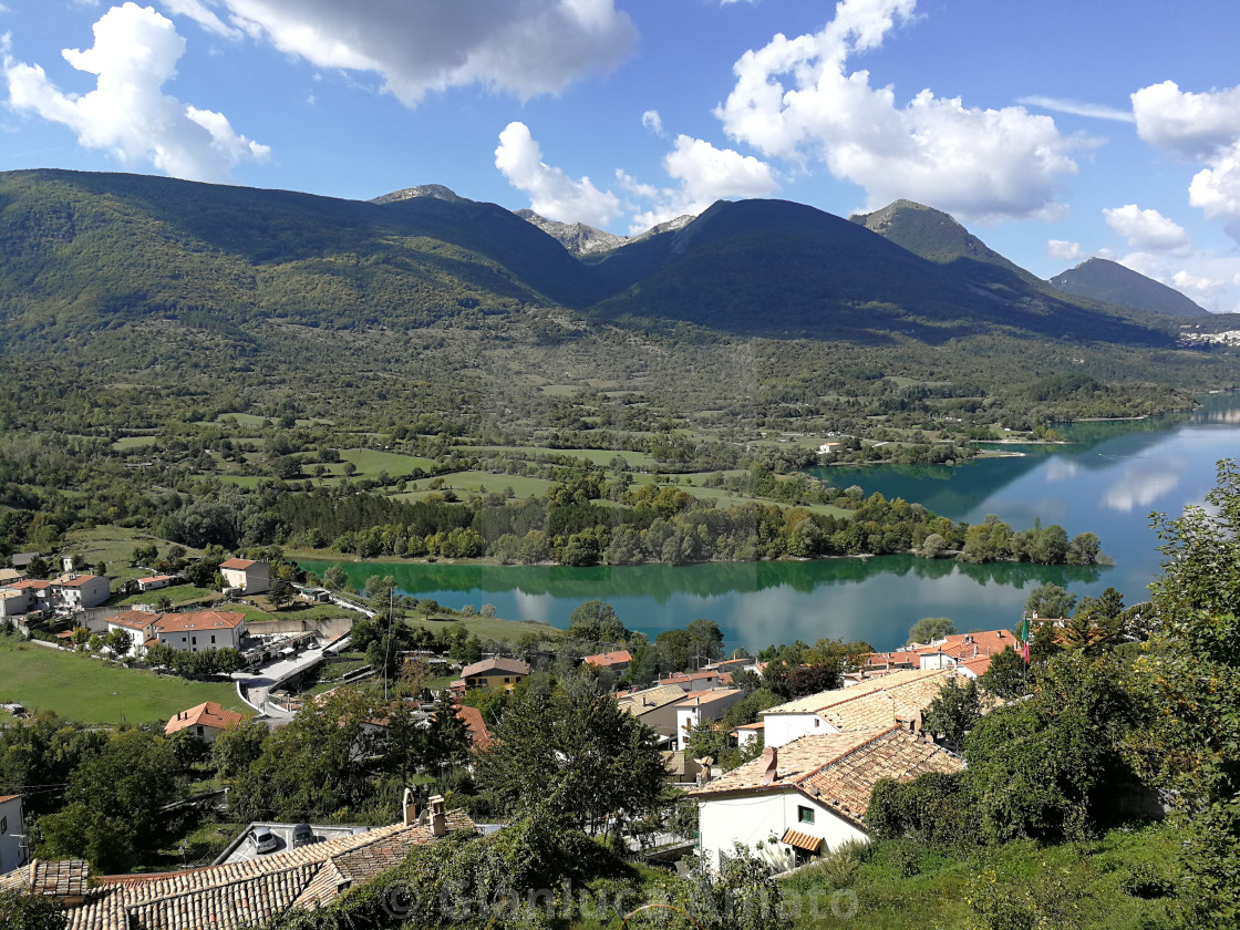 "Barrea – Panorama del lago dal borgo" stock image