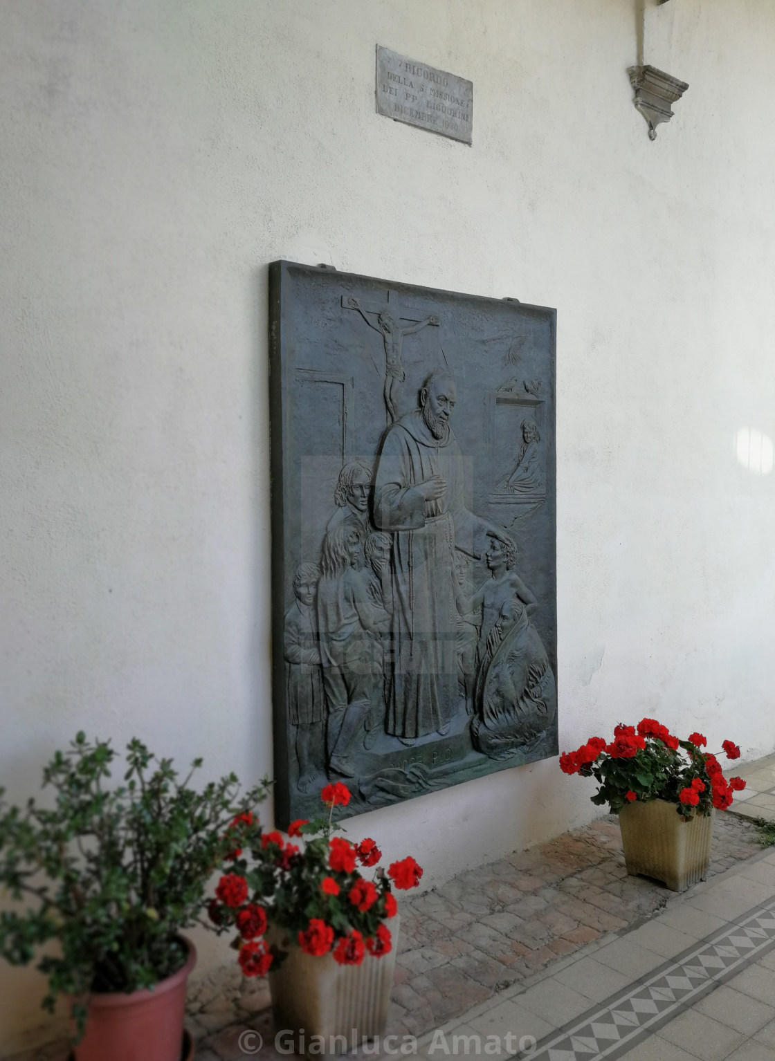 "Castel di Sangro - Scultura di Padre Pia nel portico della Basilica di Santa Maria Assunta" stock image