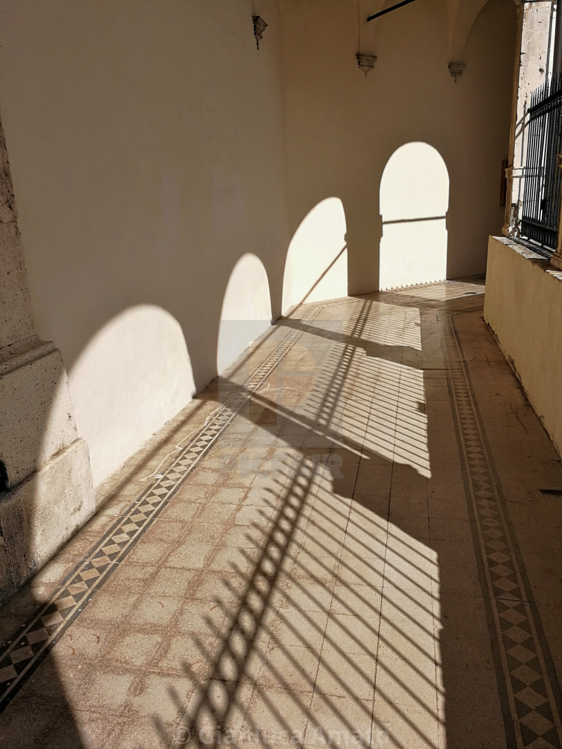 "Castel di Sangro - Portico soleggiato della Basilica di Santa Maria Assunta" stock image