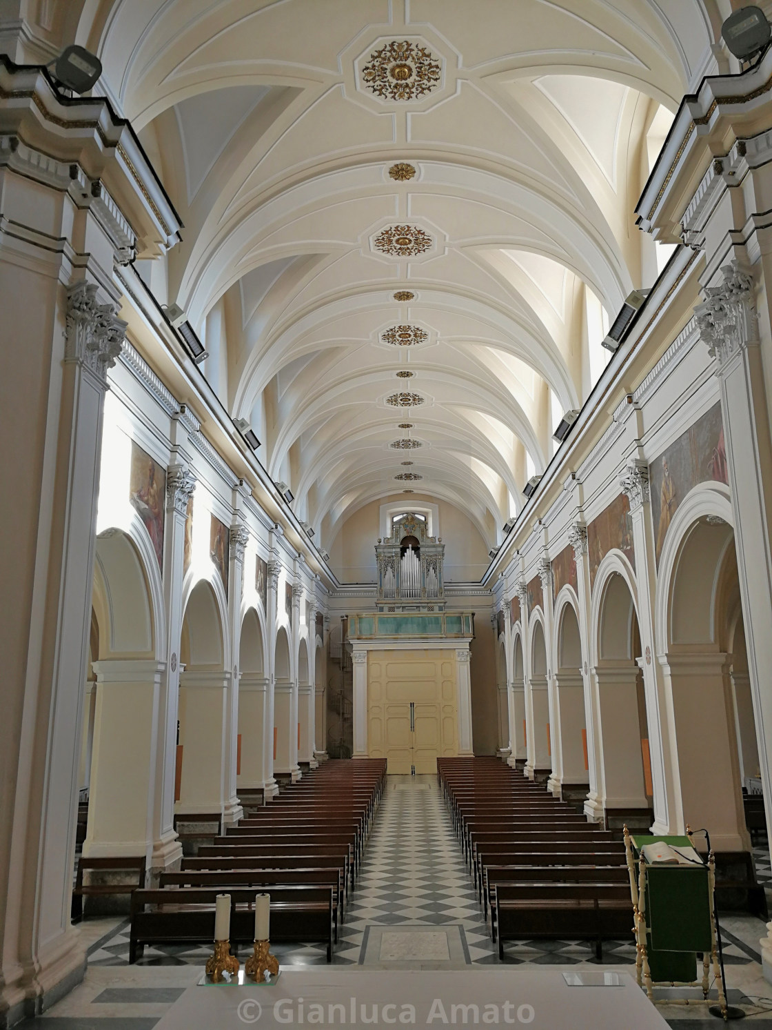 "Alife - Navata centrale della Cattedrale dall'altare" stock image