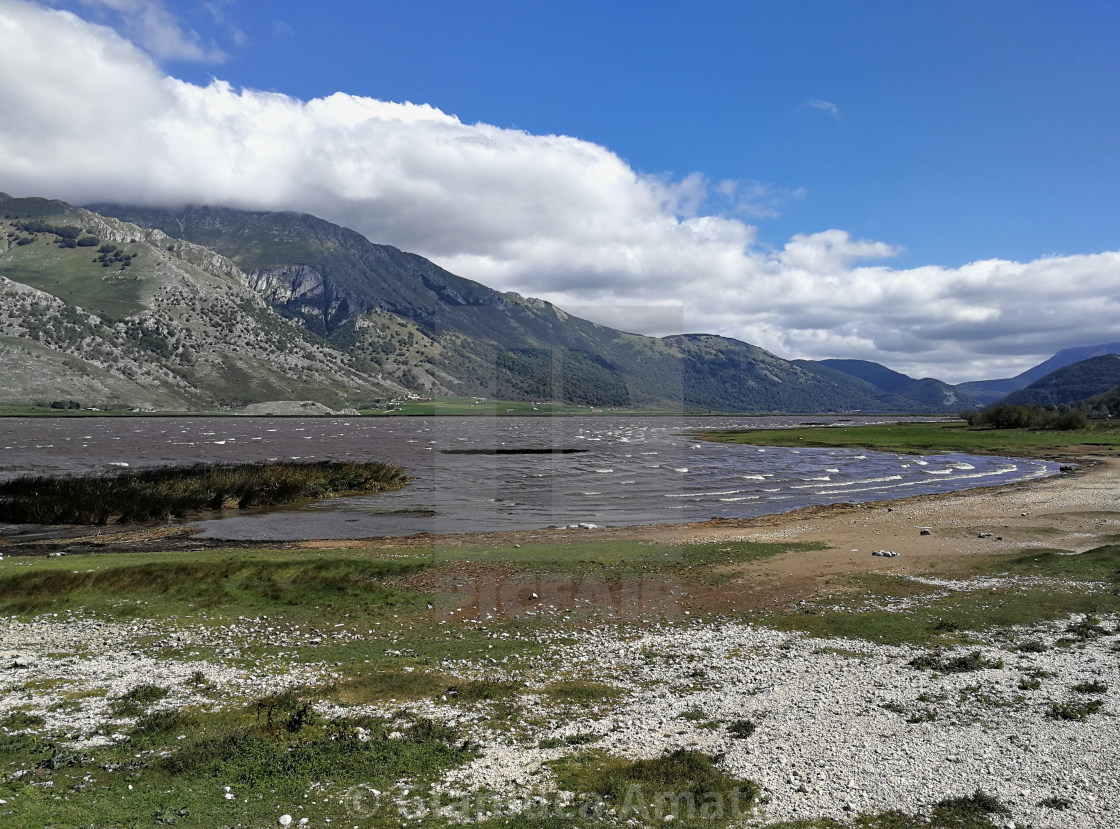 "Scorcio panoramico del Lago Matese sferzato dal vento" stock image