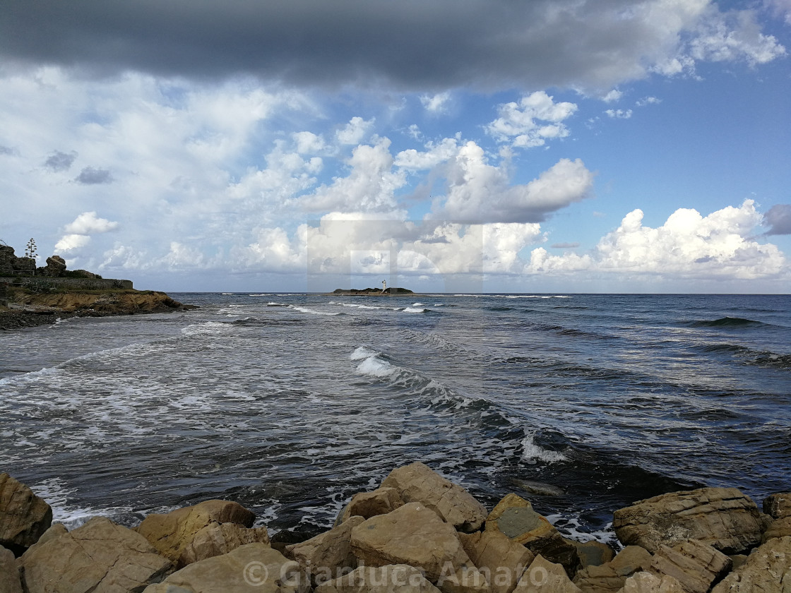 "Isola di Licosa dal molo" stock image