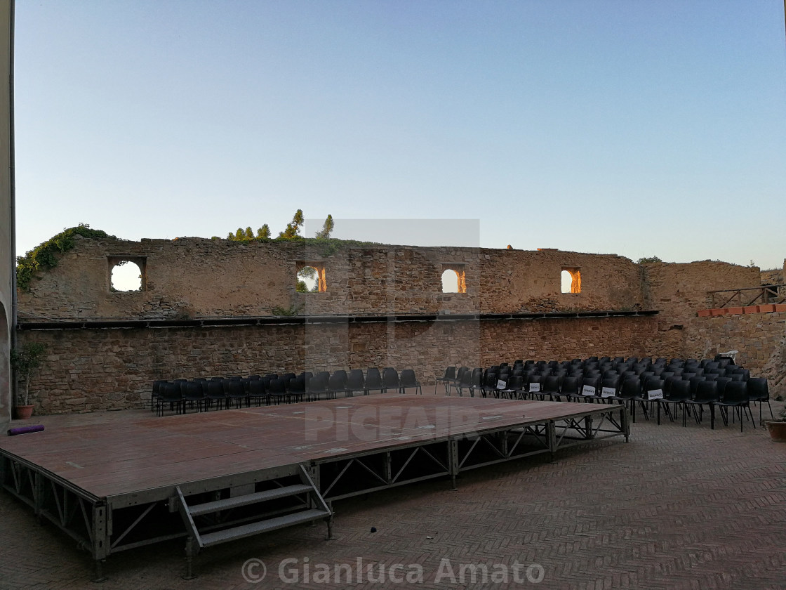 "Castellabate - Palco nel cortile del Castello dell'Abate" stock image