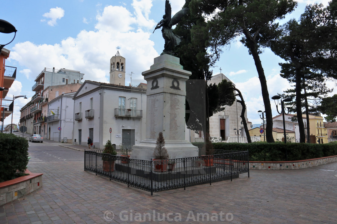 "Calitri - Monumento ai Caduti nel borgo nuovo" stock image