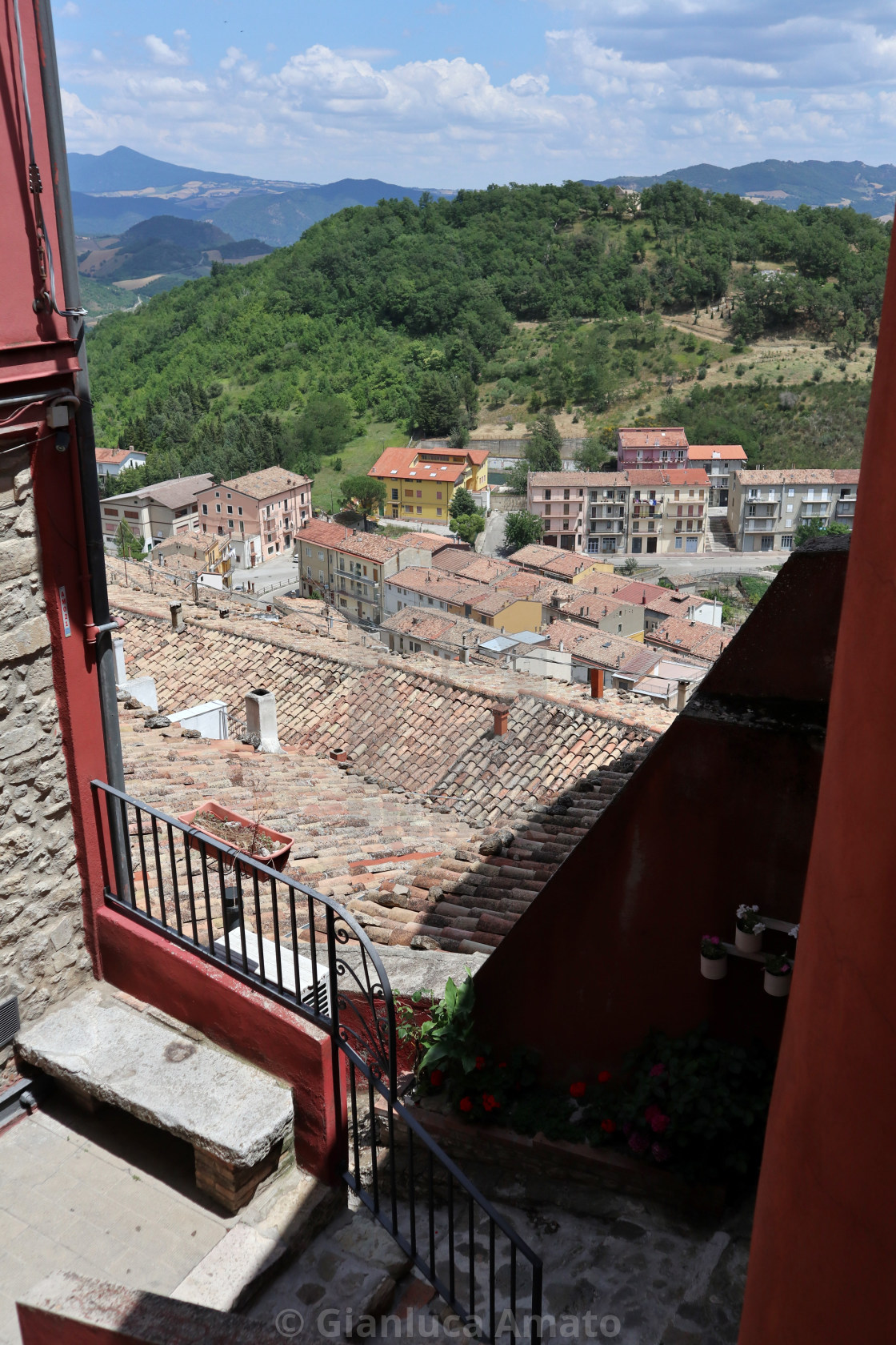 "Calitri - Scorcio del borgo dal vicolo" stock image