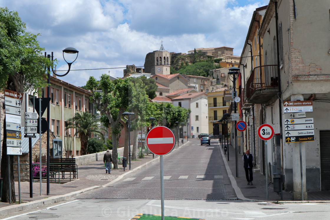 "Calitri - Scorcio del paese dalla strada" stock image