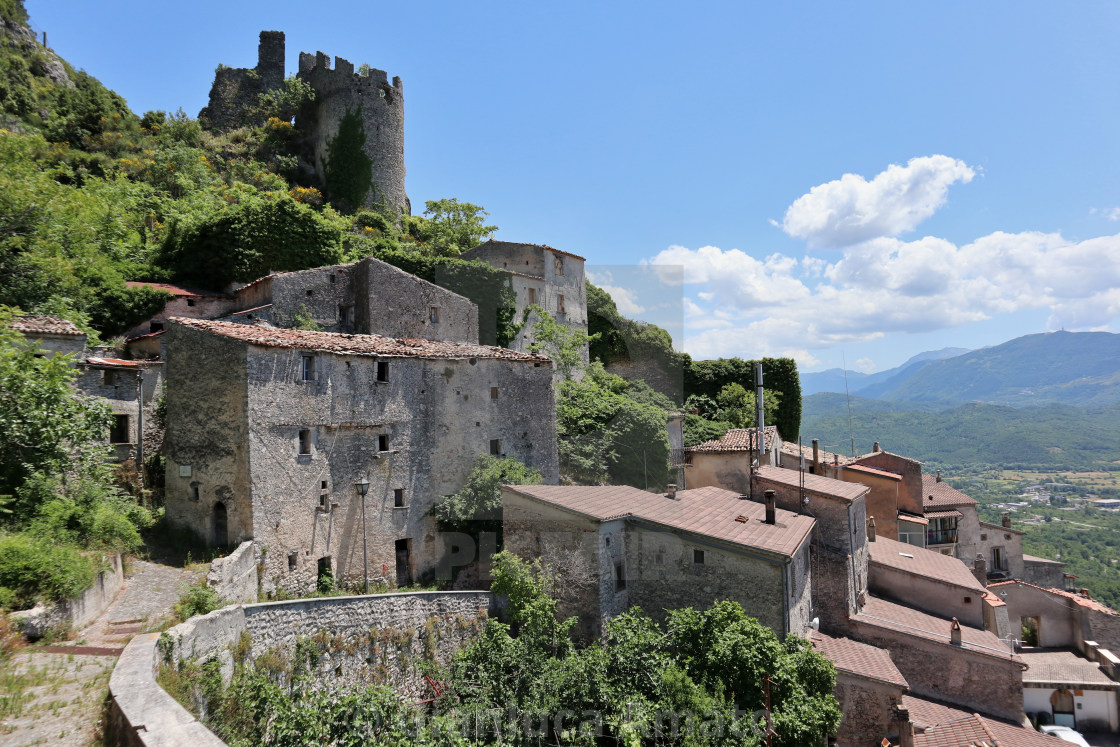 "Pesche - Scorcio del paese dal sentiero" stock image