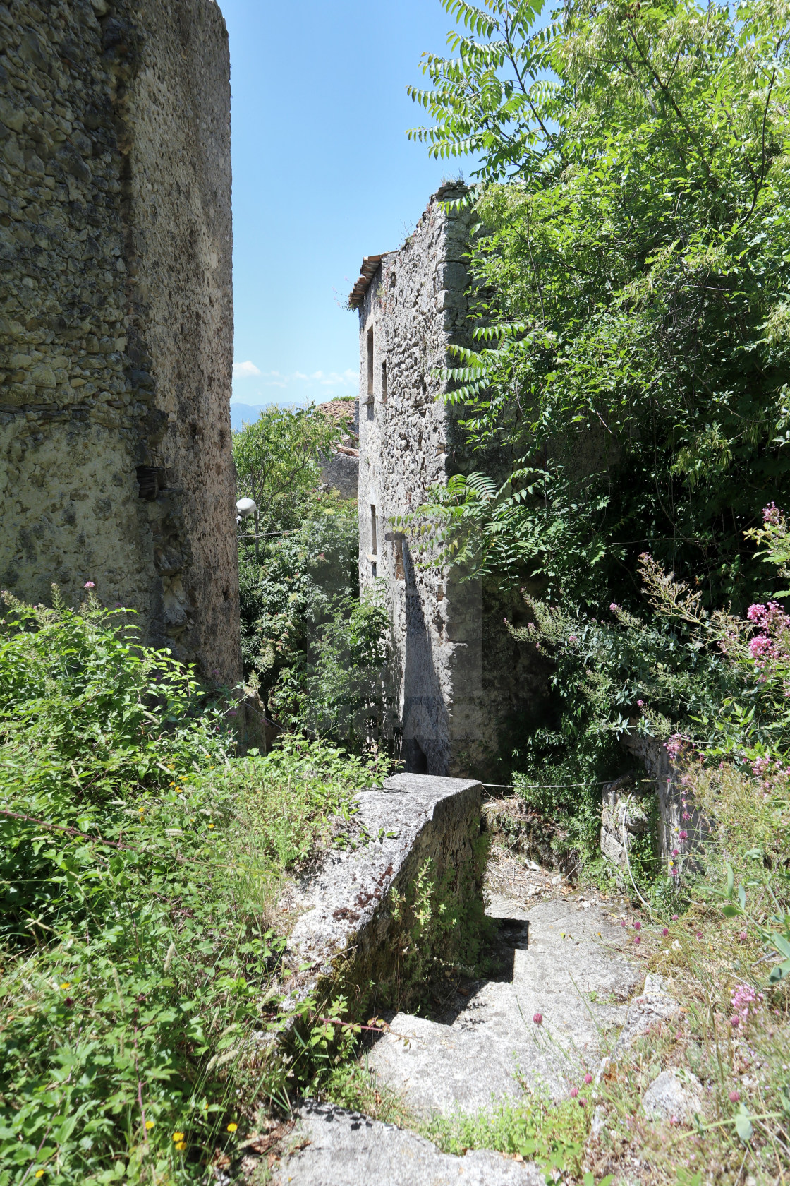 "Pesche - Sentiero del borgo fortificato" stock image