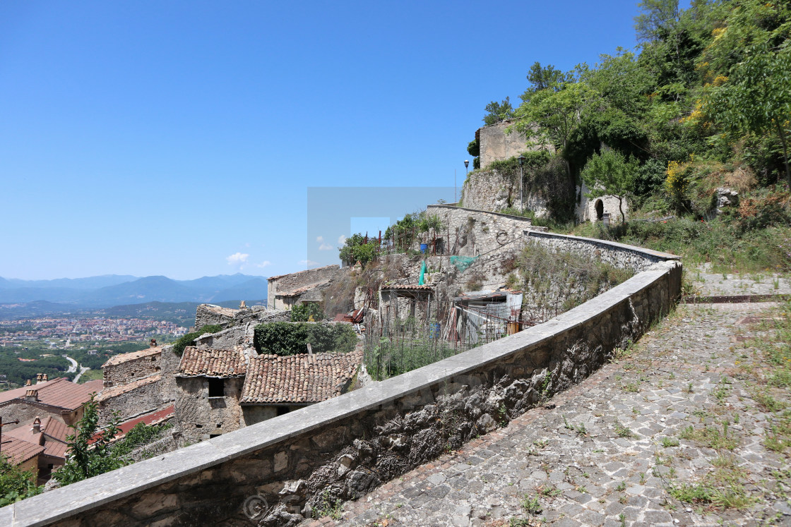 "Pesche - Scorcio del borgo dal sentiero" stock image