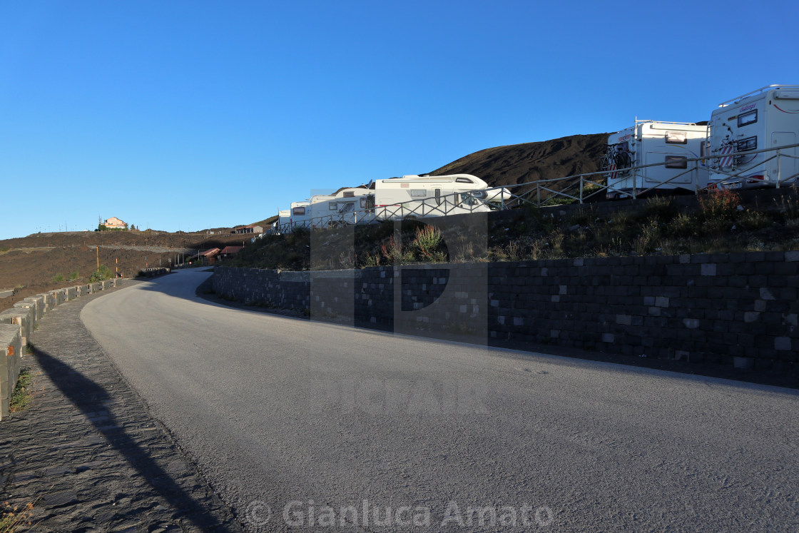 "Etna - Camper al parcheggio di Piazzale Sapienza all'alba" stock image