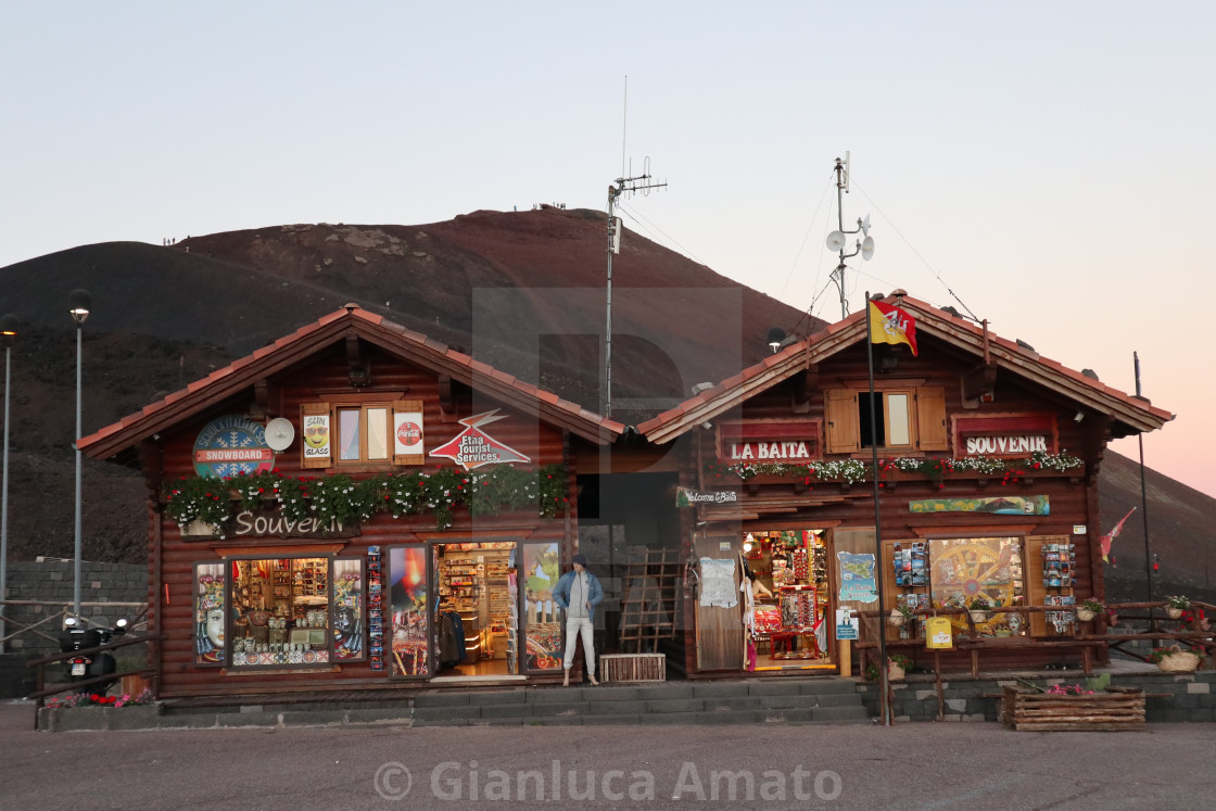 "Etna - Baita di souvenir al Piazzale Sapienza al tramonto" stock image