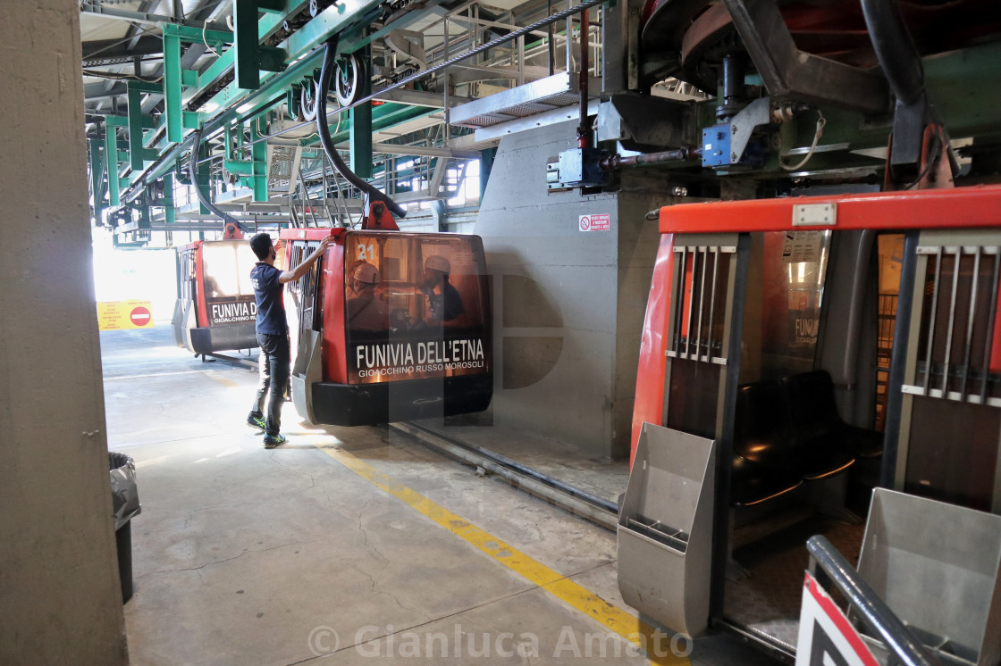 "Etna - Cabina della funivia bloccata all'arrivo" stock image