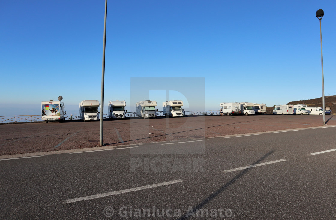 "Etna - Camper al parcheggio di Piazzale Sapienza al mattino presto" stock image