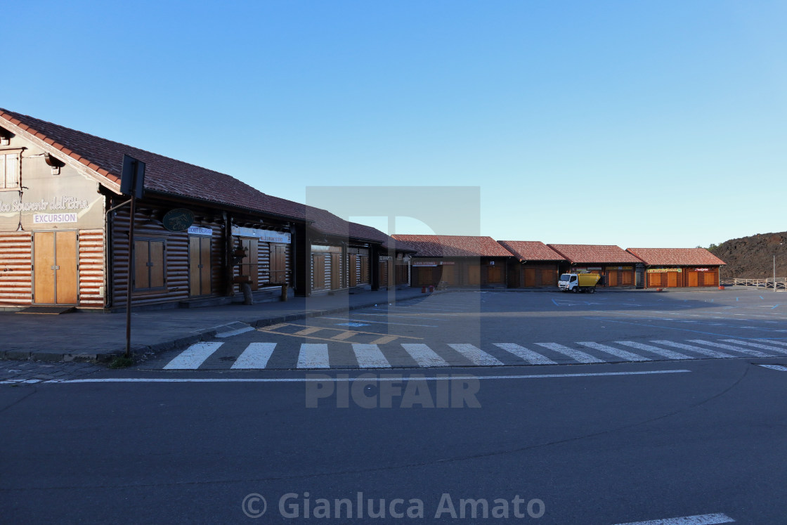 "Etna - Chalet di Piazzale Sapienza all'alba" stock image