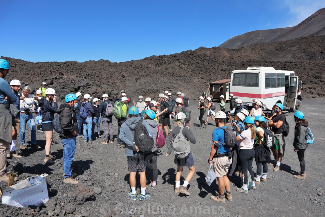 "Etna - Escursionisti al Piazzale di Torre del Filosofo" stock image