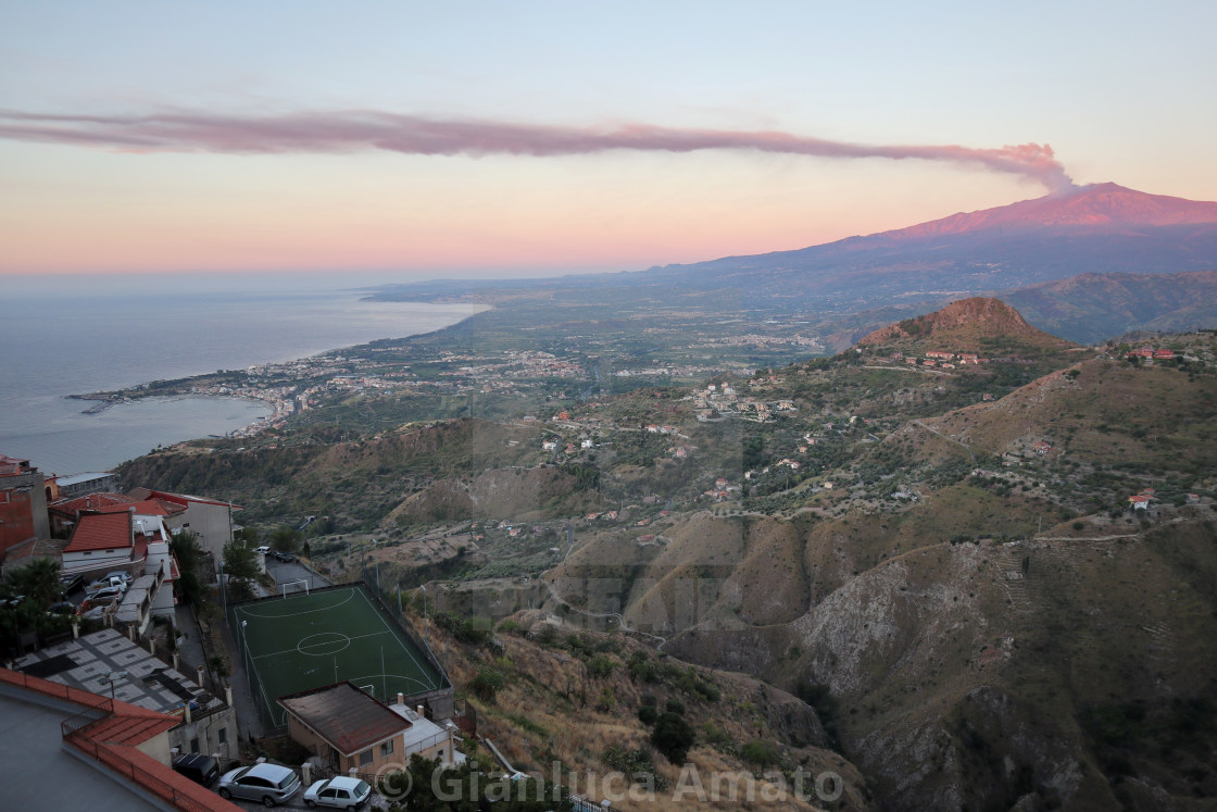 "Castelmola - Fumata dell'Etna dal borgo all'alba" stock image