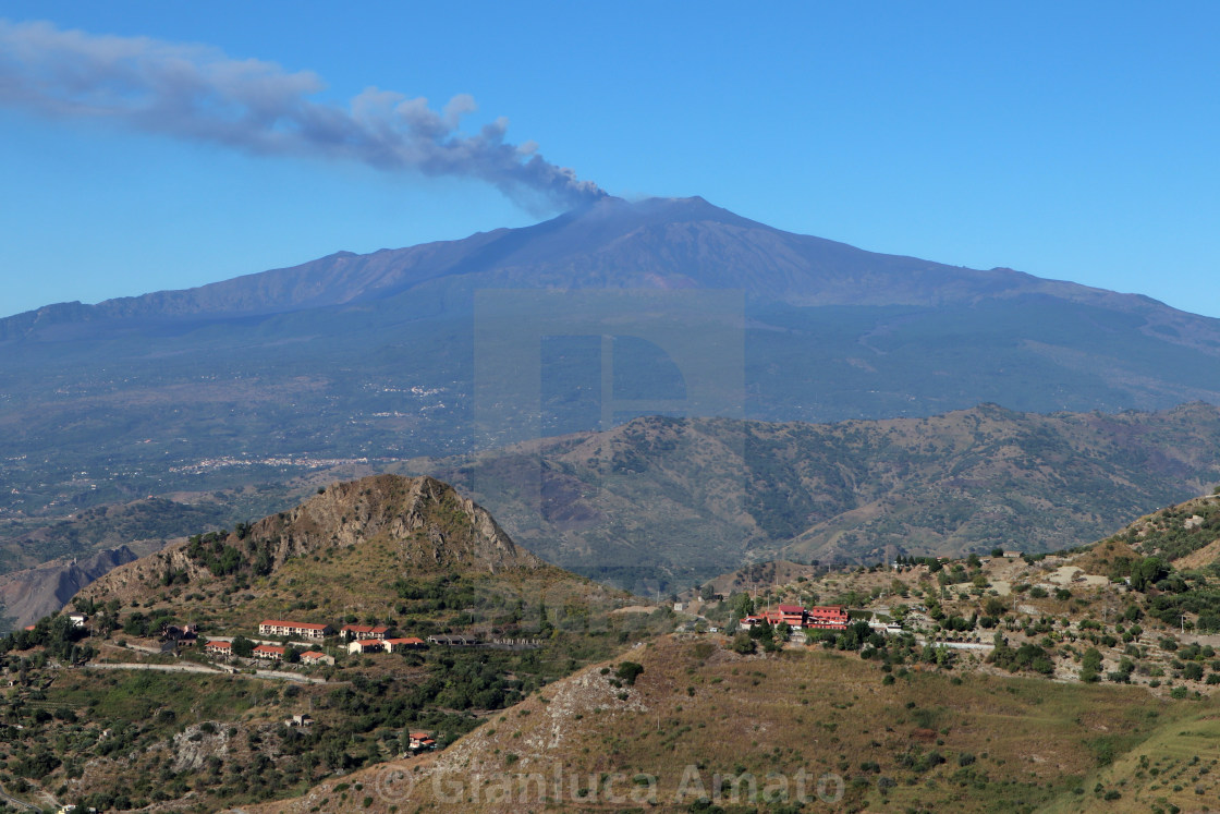 "Castelmola - Fumata dell'Etna di mattina" stock image