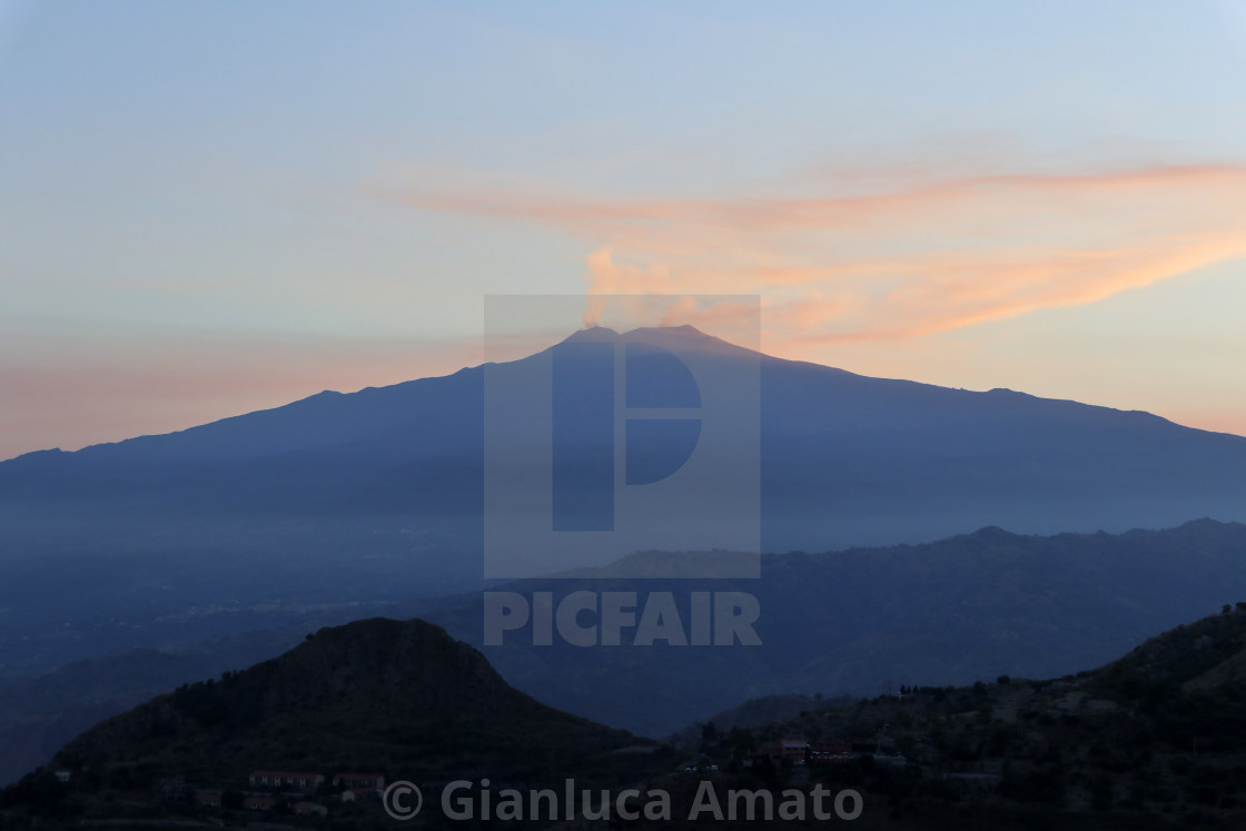 "Castelmola - Fumate dell'Etna al tramonto" stock image