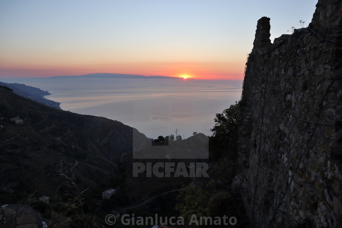 "Castelmola - Panorama dal terrazzo del castello all'alba" stock image