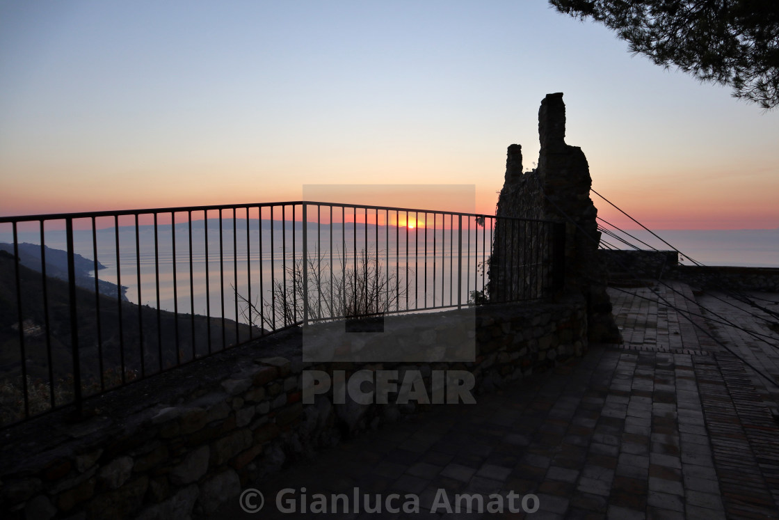 "Castelmola - Panorama dalla terrazza del castello all'alba" stock image