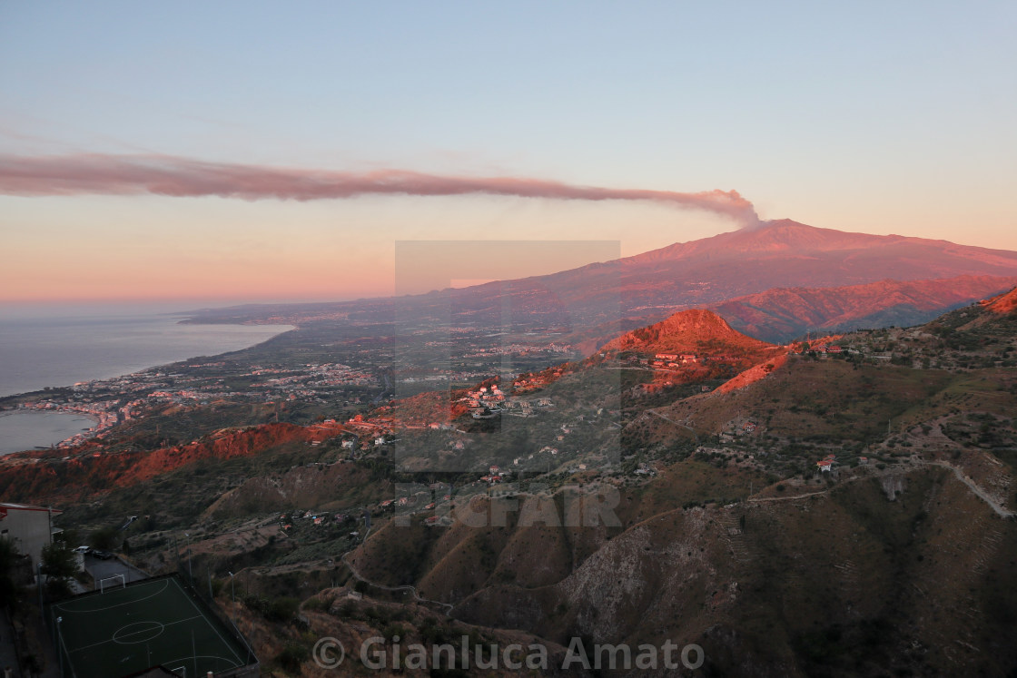 "Castelmola - Fumata dall'Etna all'alba" stock image