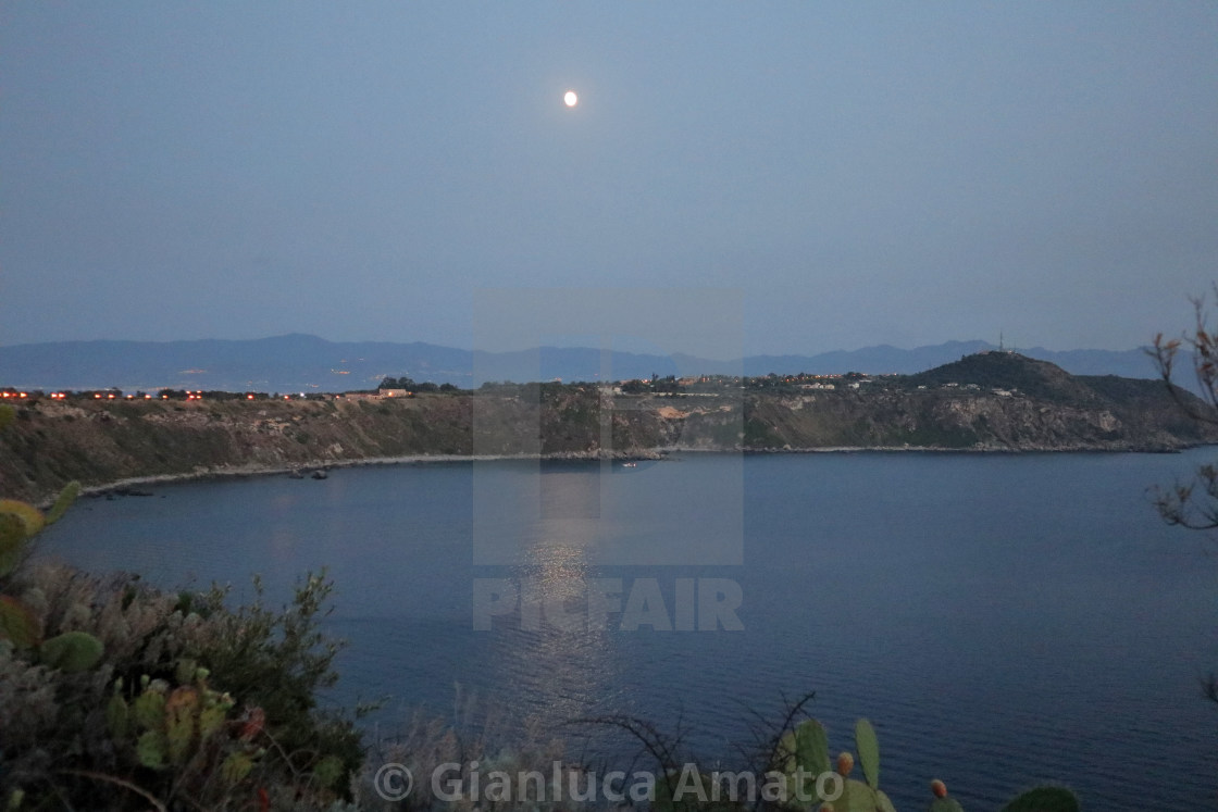 "Milazzo - Panorama costiero da Punta Milazzo dopo il tramonto" stock image