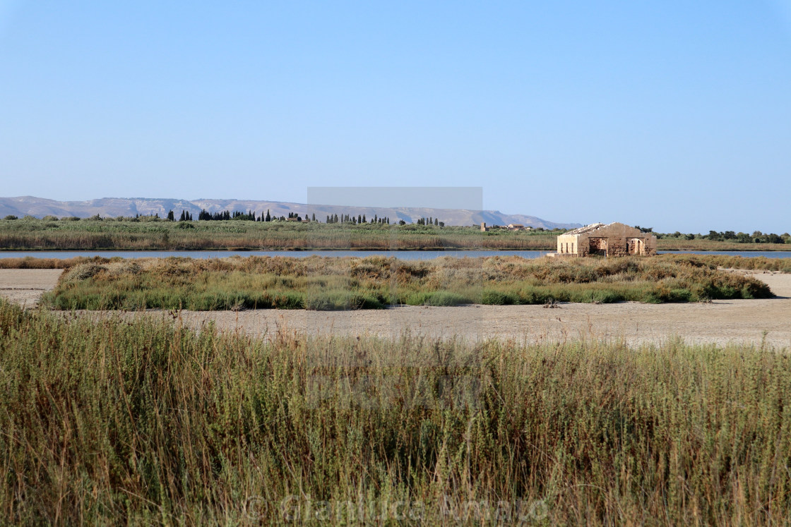 "Vendicari – Scorcio panoramico di Pantano Grande in secca" stock image