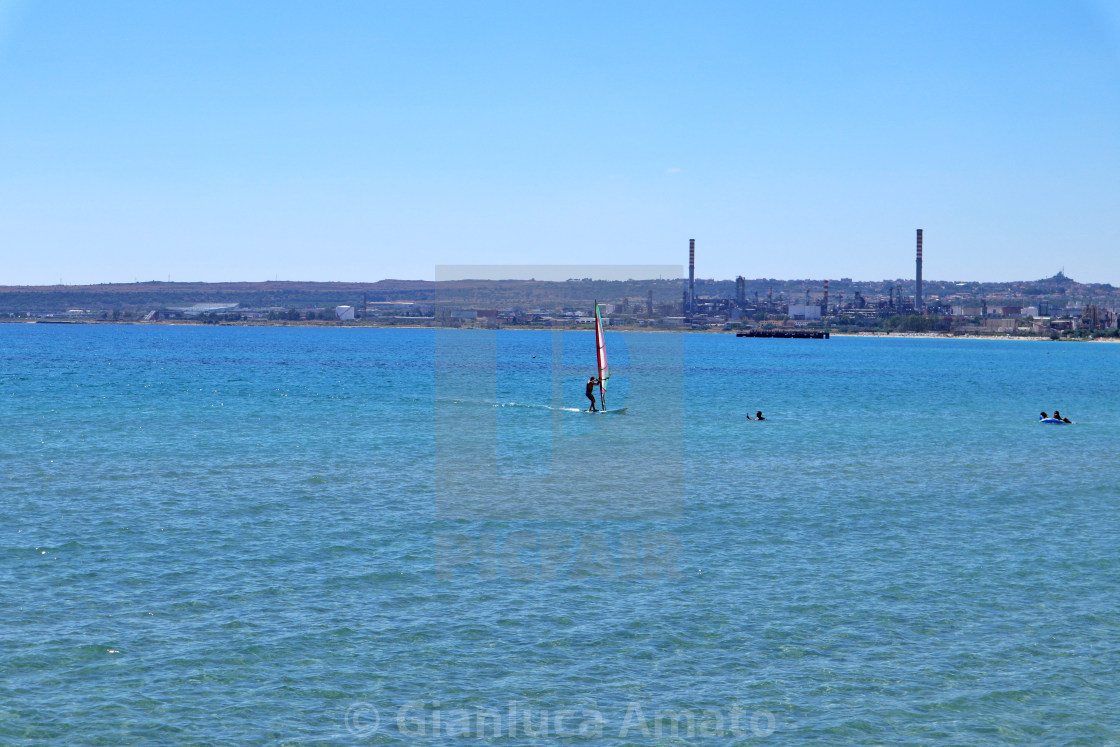 "Priolo Gargallo – Windsurfer nella baia di Marina di Melilli" stock image