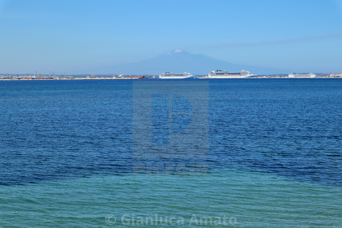 "Priolo Gargallo – Panorama nord dalla Penisola Magnisi" stock image