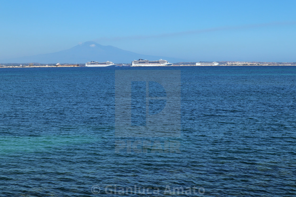 "Priolo Gargallo – Scorcio dell'Etna dall'istmo di Thapsos" stock image