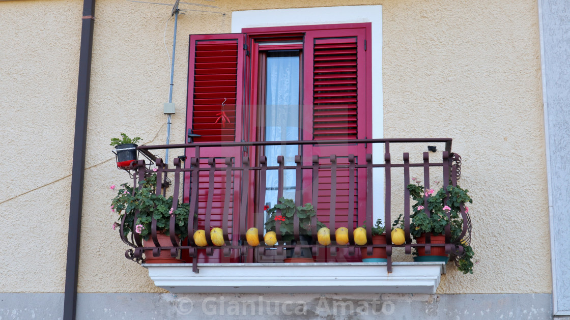 "Nusco - Balcone con meloni gialli" stock image