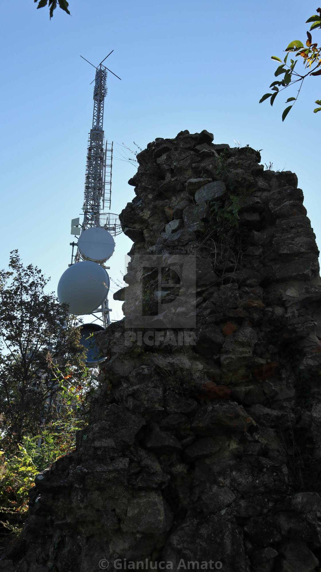 "Nusco - Traliccio per antenne tra i ruderi del castello" stock image