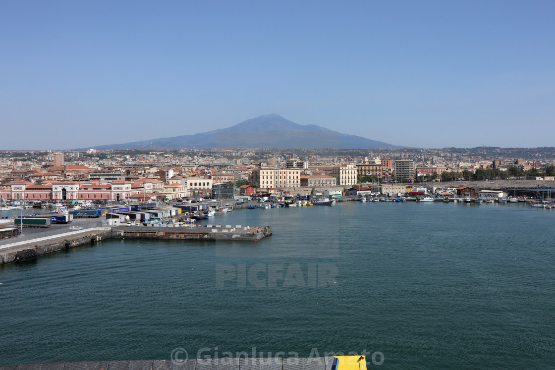 "Catania - Il porto dal traghetto in arrivo" stock image