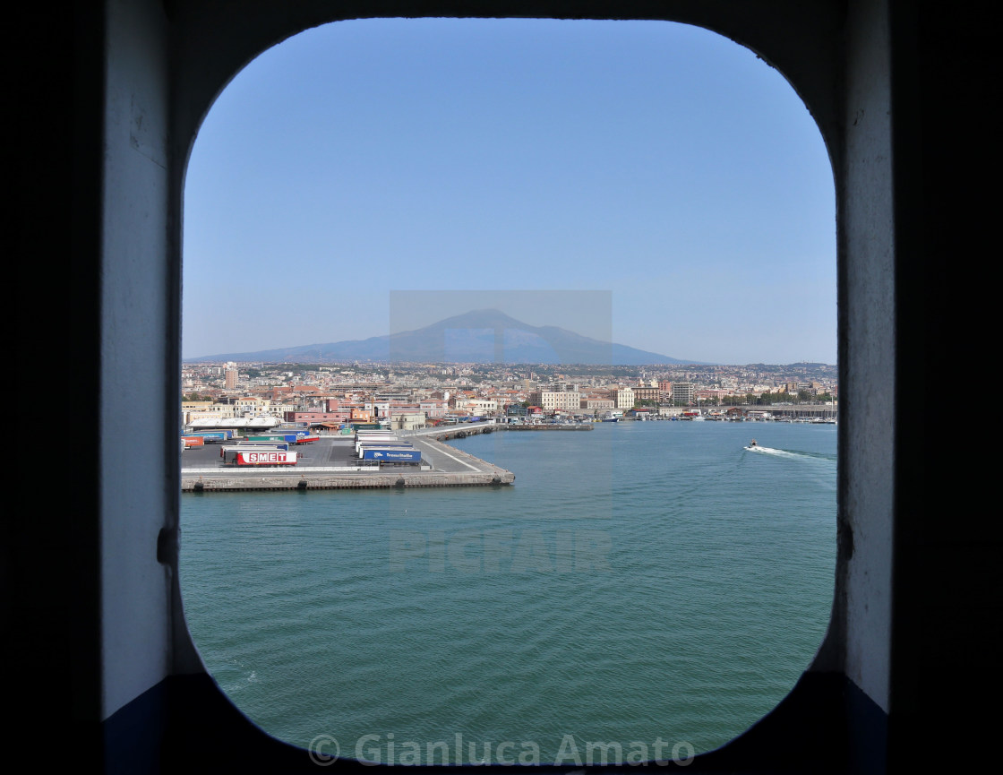 "Catania - Scorcio dell'Etna dal traghetto in arrivo al porto" stock image