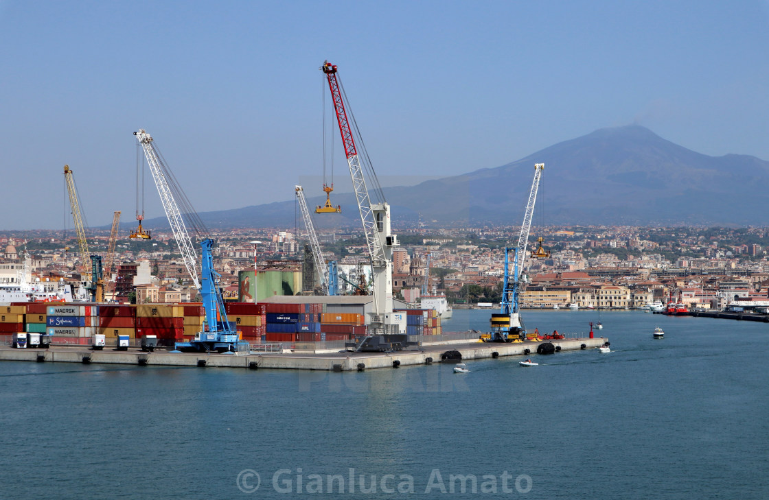 "Catania - Gru del porto dal traghetto" stock image