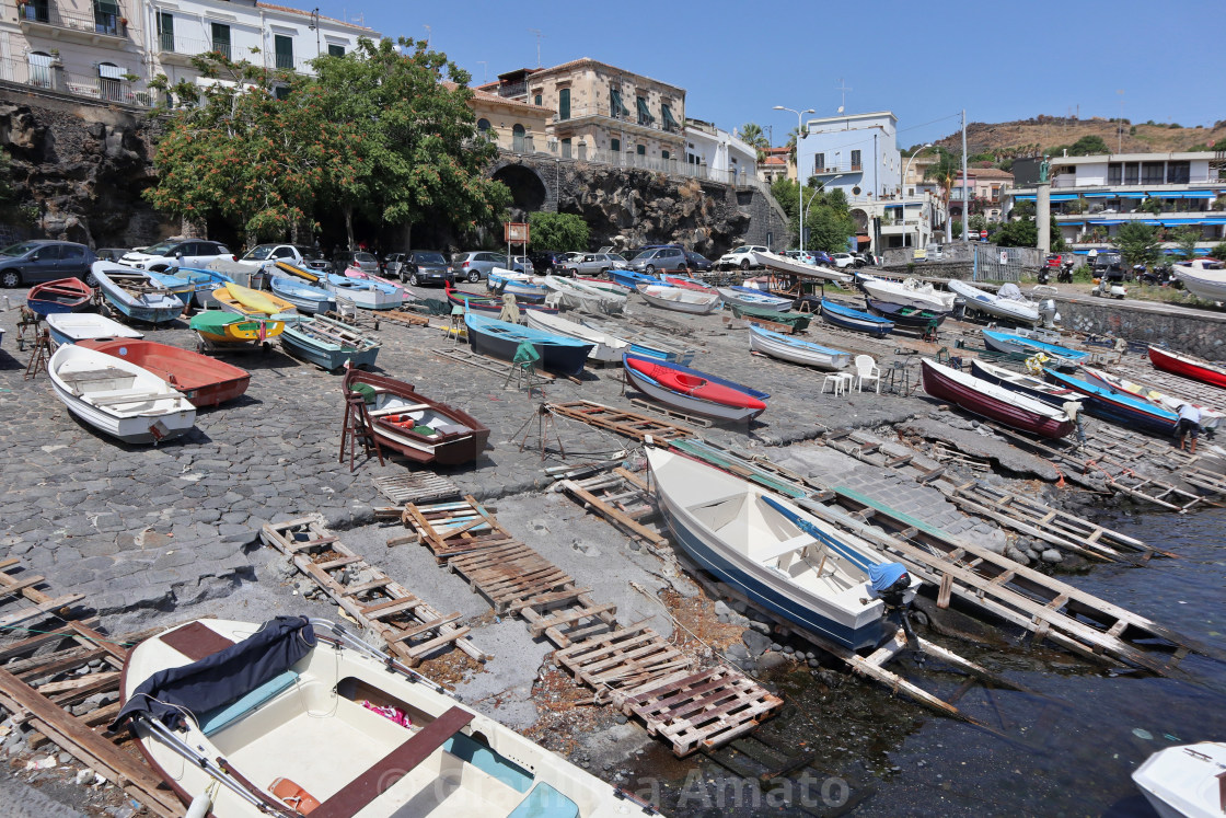 "Aci Castello - Barche sulla spiaggia" stock image