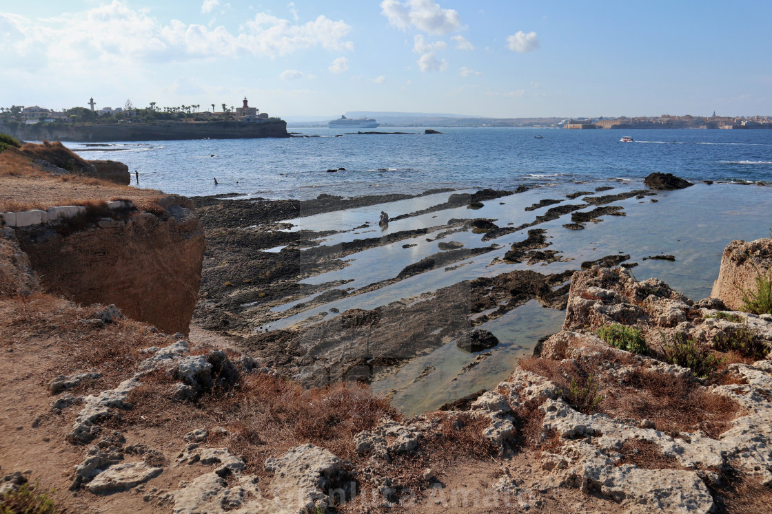 "Siracusa - Panorama di Ortigia dalla scogliera di Punta della Mola" stock image