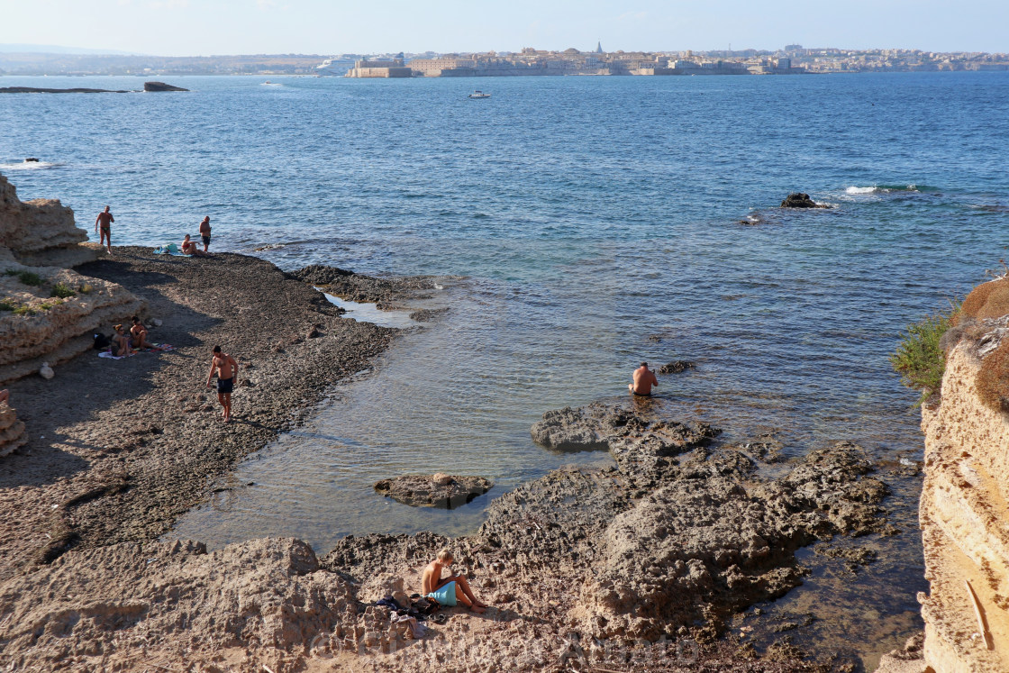 "Siracusa - Turisti sulla scogliera del Plemmirio" stock image